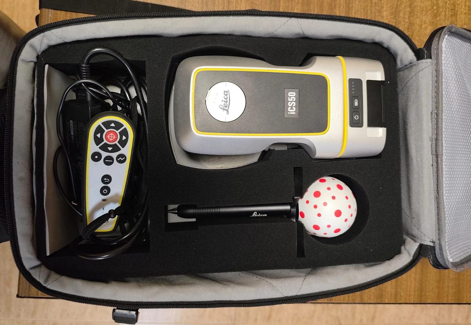 Equipo Leica iCS50, vPen y accesorios preparados para transportar